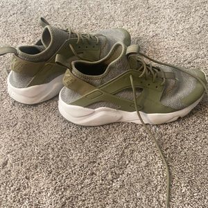 Nike air Huarache women shoes army green size 9.5
